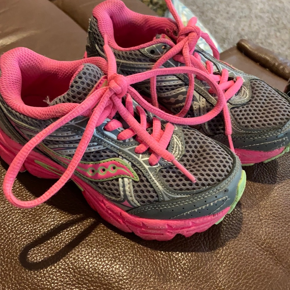 Saucony tennis shoes